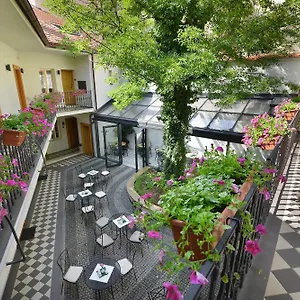 At The White Lily **** Prága